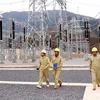 Công nhân Tổng công ty truyền tải điện quốc gia tăng cường công tác vận hành tại Trạm biến áp 500kV Sơn La. (Ảnh: Ngọc Hà/TTXVN)