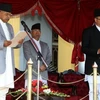 Tổng thống Nepal Ram Baran Yadav (trái) và tân Thủ tướng Nepal Jhalanath Khanal (phải) tại lễ tuyên thệ nhậm chức. (Ảnh: AFP/TTXVN)
