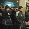 Hành khách qua trạm kiểm tra an ninh trước khi vào sân bay Domodedovo, sau khi xảy ra vụ đánh bom. (Ảnh: AFP/TTXVN)