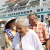 Saigontourist đón khách du lịch tàu biển quốc tế Amadea tại cảng Sài Gòn. (Ảnh: Tràng Dương/TTXVN)