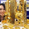 Các đồ tạo tác bằng vàng nguyên chất. (Ảnh: AFP/TTXVN)