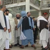 Các tay súng Taliban trước tòa nhà Chính phủ ở Kandahar ngày 11/4. (Nguồn: THX/TTXVN)