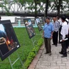 Khách tham quan triển lãm nghệ thuật với chủ đề “Bếp quê - Vườn Việt.” (Ảnh: Quốc Việt/TTXVN)