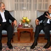 Tổng thư ký Liên đoàn Arập Amr Mussa (phải) và Người đứng đầu Phong trào Hồi giáo Hamas Khaled Mashaal (trái) trong cuộc gặp ngày 3/5. (Ảnh: THX/TTXVN)