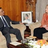 Tổng thống Pakistan Asif Ali Zardari, (trái) và Ngoại trưởng Hillary Clinton (phải) trong cuộc gặp tại Islamabad ngày 27/5. (Ảnh: AFP/TTXVN)
