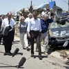 Tổng thống Mỹ Barack Obama (giữa) thăm khu vực bị bào tàn phá ở Joplin, ngày 29/5. (Ảnh: AFP/TTXVN)
