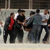 Một thanh niên bị thương trong cuộc xung đột với cảnh sát tại ngoại ô thủ đô Manama ngày 15/3. (Ảnh: THX/TTXVN)