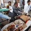 Chuyển một người bị thương trong giao tranh tới bệnh viện ở Sanaa ngày 31/5. (Ảnh: AFP/TTXVN)