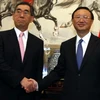 Ngoại trưởng Trung Quốc Dương Khiết Trì (phải) hội đàm với Ngoại trưởng Nhật Bản Takeaki Matsumoto (trái). (Ảnh: AFP/TTXVN)