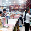 Học sinh mua sách giáo khoa tại Nhà sách Fahasa Hậu Giang. (Nguồn: Internet)