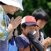 Người Nhật cầu nguyện cho các nạn nhân bom nguyên tử tại đài tưởng niệm Công viên Hòa bình ở Hiroshima ngày 5/8. (Ảnh: AFP/TTXVN)