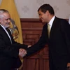 Tổng thống Ecuador Rafael Correa (phải) và Phó Tổng thống Iran Mohammad Reza Rahimi (trái). (Ảnh: AFP/TTXVN)