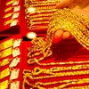 Sản phẩm vàng tại một cửa hàng ở thành phố Lianyungang, tỉnh Giang Tô, Trung Quốc, ngày 26/10. (Ảnh: THX/TTXVN)