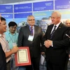 Thủ tướng Myasnikovich tham quan các gian hàng của doanh nghiệp Belarus tại Hội chợ Thương mại Quốc tế lần thứ 9- TP.HCM. (Ảnh: Thanh Vũ/TTXVN)