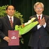 Giám đốc Học viện Tạ Ngọc Tấn trao bằng tiến sỹ cho Chủ nhiệm Ủy ban kiểm tra T.Ư Đảng NDCM Lào Bunthong Chitmany. (Ảnh: Thống Nhất/TTXVN)