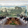 Thủ tướng Nhật Bản (giữa-bên trái) và Chủ tịch Trung Quốc (giữa-bên phải) tại cuộc gặp ở Đại lễ đường Nhân dân Bắc Kinh ngày 26/12. (Ảnh: AFP/TTXVN)