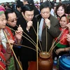 Chủ tịch nước Trương Tấn Sang cùng uống rượu cần với đồng bào các dân tộc. (Ảnh: Nguyễn Khang/TTXVN)