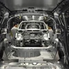 Công nhân làm việc trên dây chuyền lắp ráp ôtô tại Nhà máy PSA Peugeot Citroen ở Sochaux, Pháp. (Nguồn: Bloomberg)