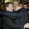 Tổng thống Dmitry Medvedev (trái) và Thủ tướng Vladimir Putin (phải) mừng chiến thắng trong cuộc míttinh tại quảng trường Manezhnaya. (Ảnh: AFP/TTXVN)