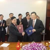 Thứ trưởng Hồ Xuân Sơn và Bộ trưởng cao cấp Var Kimhong trao đổi Thỏa thuận về việc sản xuất bộ bản đồ biên giới VN-Campuchia. (Ảnh: Trần Chí Hùng/Vietnam+)