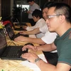 Khách hàng truy cập Internet không dây ở Hạ Long. (Ảnh: Văn Đức/TTXVN)