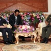 Bộ trưởng Quốc phòng Campuchia Tea Banh (phải) gặp Bộ trưởng Quốc phòng Thái Sukumpol Suwanatat (trái). (Ảnh: AFP/TTXVN)