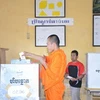 Một nhà sư đi bầu tại điểm bầu cử trường Trung học Chak Tomuk ở quận Don Penh. (Ảnh: Trần Chí Hùng/Vietnam+) 