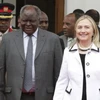 Tổng thống Kenya Mwai Kibaki (trái), Ngoại trưởng Mỹ Hillary Clinton (phải) sau một cuộc họp tại nhà Nhà nước ở Nairobi, ngày 4/8. (Nguồn: Reuters)