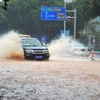 Đường phố bị ngập do mưa lớn tại thành phố Thẩm Dương, thủ phủ tỉnh Hải Nam, miền Nam Trung Quốc ngày 17/8. (Ảnh: THX/TTXVN)