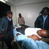 Chuyển một cảnh sát bị thương trong vụ tấn công tới bệnh viện ở Pandya ở Mombasa ngày 29/8 vừa qua. (Ảnh: THX/TTXVN)
