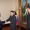 Đại sứ Việt Nam tại Cộng hòa Bolivar Venezuela Ngô Tiến Dũng trình Thư ủy nhiệm. (Ảnh: Bộ Ngoại giao cung cấp)