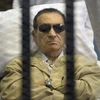 Cựu Tổng thống Ai Cập Hosni Mubarak nằm trong một buồng có chấn song trong phiên xét xử tại thành phố Cairo hôm 2/6 vừa qua. (Nguồn: AP)