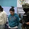 Hai nữ tội phạm ma túy thuộc băng đảng Zetas tại đồn cảnh sát hồi năm 2011. (Nguồn: AFP)