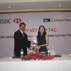 Đại diện HSBC và Cathay Pacific ký kết hợp tác. (Ảnh: Hà Huy Hiệp/Vietnam+)