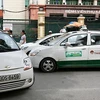 Ba chiếc taxi chen nhau trước cổng Bệnh viện Phụ sản Hà Nội, ở phố Triệu Quốc Đạt, Hà Nội. (Nguồn: tintuc.timnhanh.com.vn)