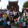 Đồng bào dân tộc Chăm tham gia lễ hội Katê ở tháp cổ. (Ảnh: Đức Ánh/TTXVN)
