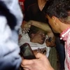 Người dân Libya cấp cứu một người đàn ông bất tỉnh được cho là đại sứ Mỹ tại Libya Chris Stevens. (Nguồn: AFP/TTXVN)