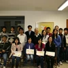 Giáo sư Odon Vallet và giáo sư Trần Thanh Vân cùng các bạn sinh viên Việt Nam tại lễ trao học bổng. (Ảnh: Lê Hà-Trung Dũng/Vietnam+) 