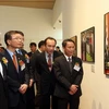 Tổng Giám đốc Thông tấn xã Việt Nam Nguyễn Đức Lợi (bên phải) và các đại biểu tham quan Triển lãm Ảnh báo chí. (Nguồn: YONHAP/TTXVN)