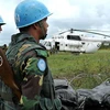 Lực lượng gìn giữ hòa bình của Liên Hợp Quốc tại Nam Sudan với một máy bay trực thăng của họ. (Nguồn: UNMISS)