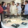 Tổng Bí thư, Chủ tịch nước Lào Chummaly Sayasone nghe thăm Công ty TNHH Intel Products Việt Nam ở Khu Công nghệ cao. (Ảnh: Thanh Vũ/TTXVN)