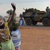Người dân Mali vẫy chào đoàn xe chở binh sỹ Pháp rời Bamako tiến về hướng Bắc, ngày 15/1 vừa qua. (Nguồn: AFP)