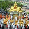 Đoàn xe chở linh cữu cựu Hoàng Norodom Sihanouk dẫn đầu đám rước dài 6km tại Phnom Penh ngày 1/2 vừa qua. (Ảnh: Kyodo/TTXVN)