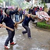 Trình diến múa thuồng luồng của người Khơmú ở Yên Bái tại “Vui xuân Quý Tỵ-2013." (Ảnh: Thanh Hà/TTXVN)