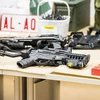 Nhiều vũ khí, vật liệu nổ, trang thiết bị quân sự được tìm thấy trong nhà nghi can khủng bố. (Nguồn: standaard.be)