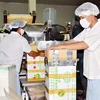 Công nhân đang đóng hàng nhân điều xuất khẩu tại Công ty Donafoods.