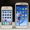 Apple iPhone 4S (trái) và Samsung Electronics Co Galaxy S III. (Nguồn: bloomberg.com)