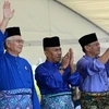 Thủ tướng Malaysia Najib Razak (trái) và các ứng cử viên Đảng Dân tộc Barisan sau khi nộp đơn đề cử tại Pekan. (Ảnh: AFP/TTXVN)