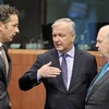 Chủ tịch Khu vực đồng tiền chung châu Âu (trái), Cao ủy EU phụ trách kinh tế-tiền tệ (giữa) và Bộ trưởng Tài chính Ireland. (Ảnh: AFP/TTXVN)