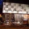 Bên ngoài một trung tâm mua sắm của hãng Louis Vuilton tại Hong Kong. 